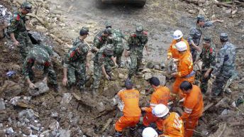 Mưa lớn làm sập trường học, 4 người mất tích Hiện trường một vụ lở đất ở trường học Trung Quốc làm nhiều học sinh bị chôn vùi